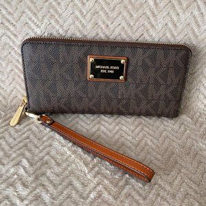 NWOT Michael Kors JetSet Travel Continental Wallet